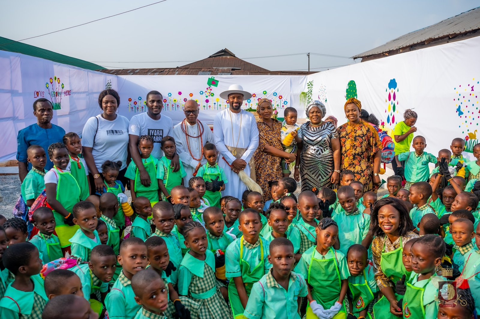 Ìtsẹ̀kírì families and schoolchildren gathered in their community
