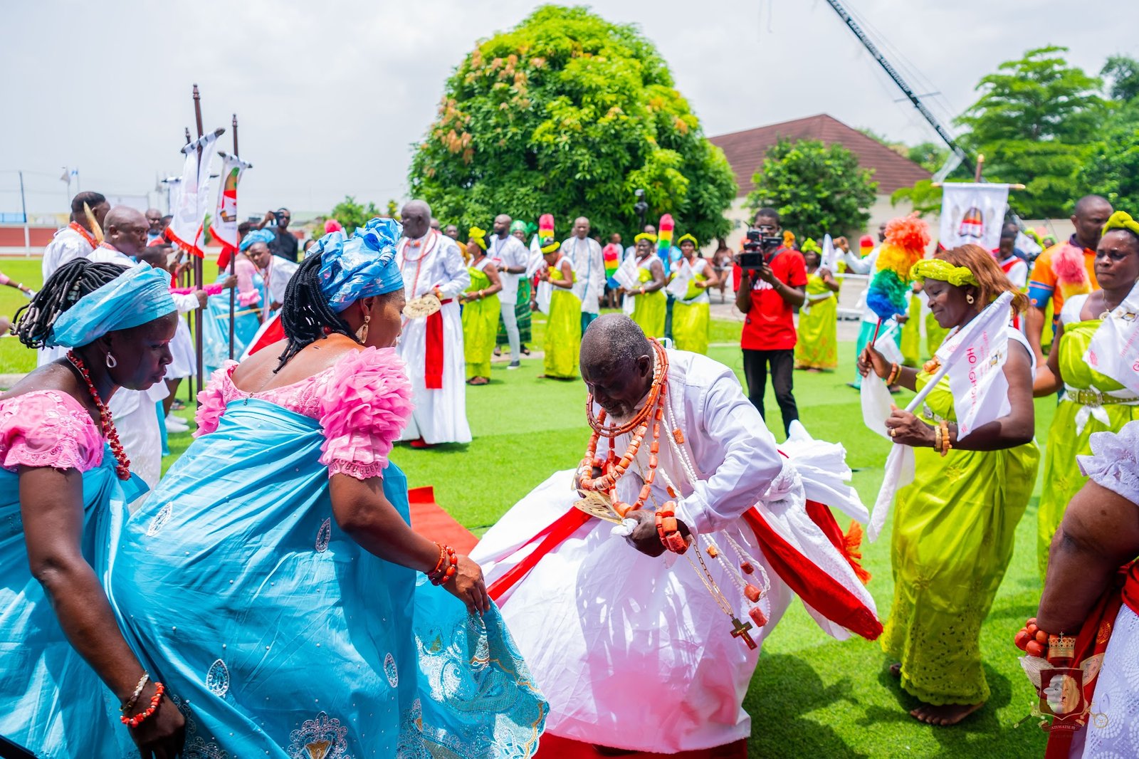 Ìtsẹ̀kírì dancers in colourful ceremonial dress