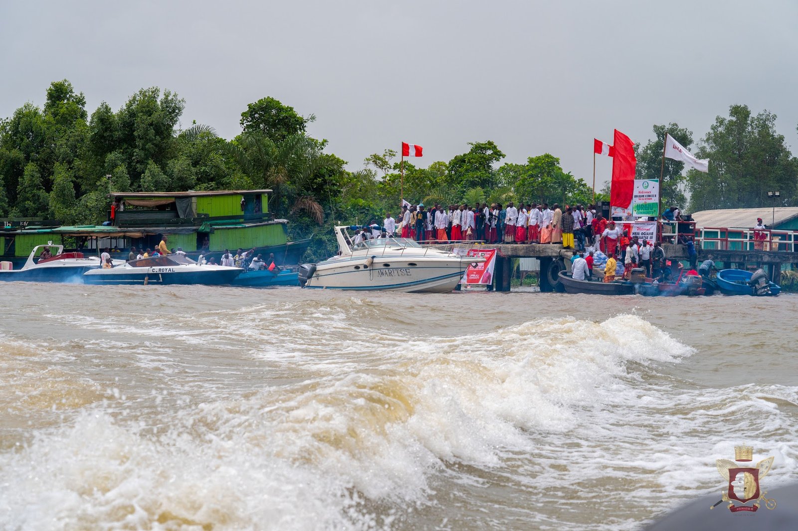 An Ìtsẹ̀kírì community gathered at a river landing